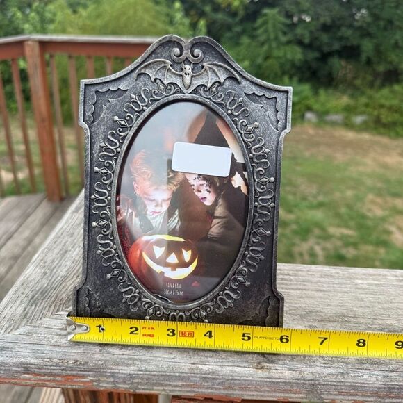 NEW Halloween Gothic Black Photo Frame Tombstone Shape Bat Design 4x6 - Picture 3 of 3